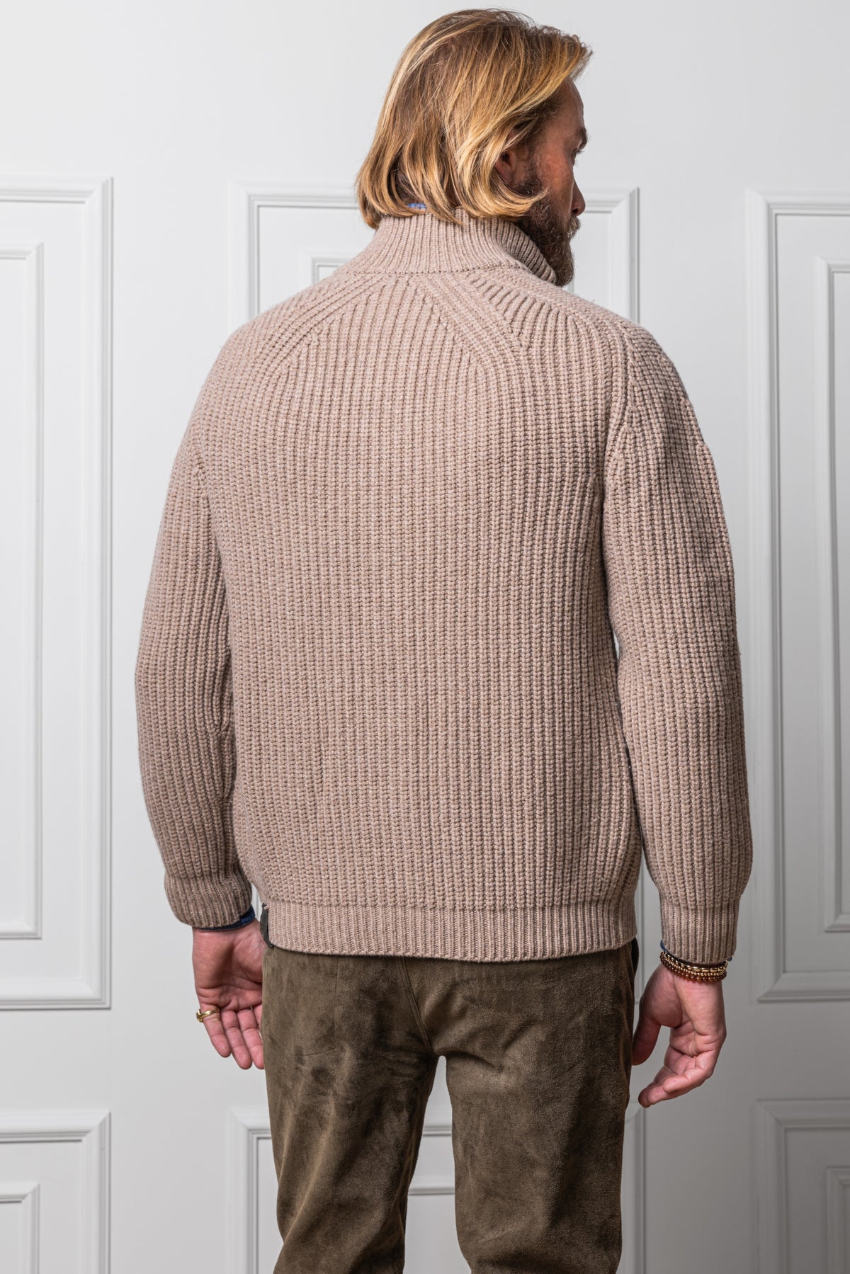 Detailansicht Rücken Herren-Strickjacke Aurelio aus Merinowolle in Beige