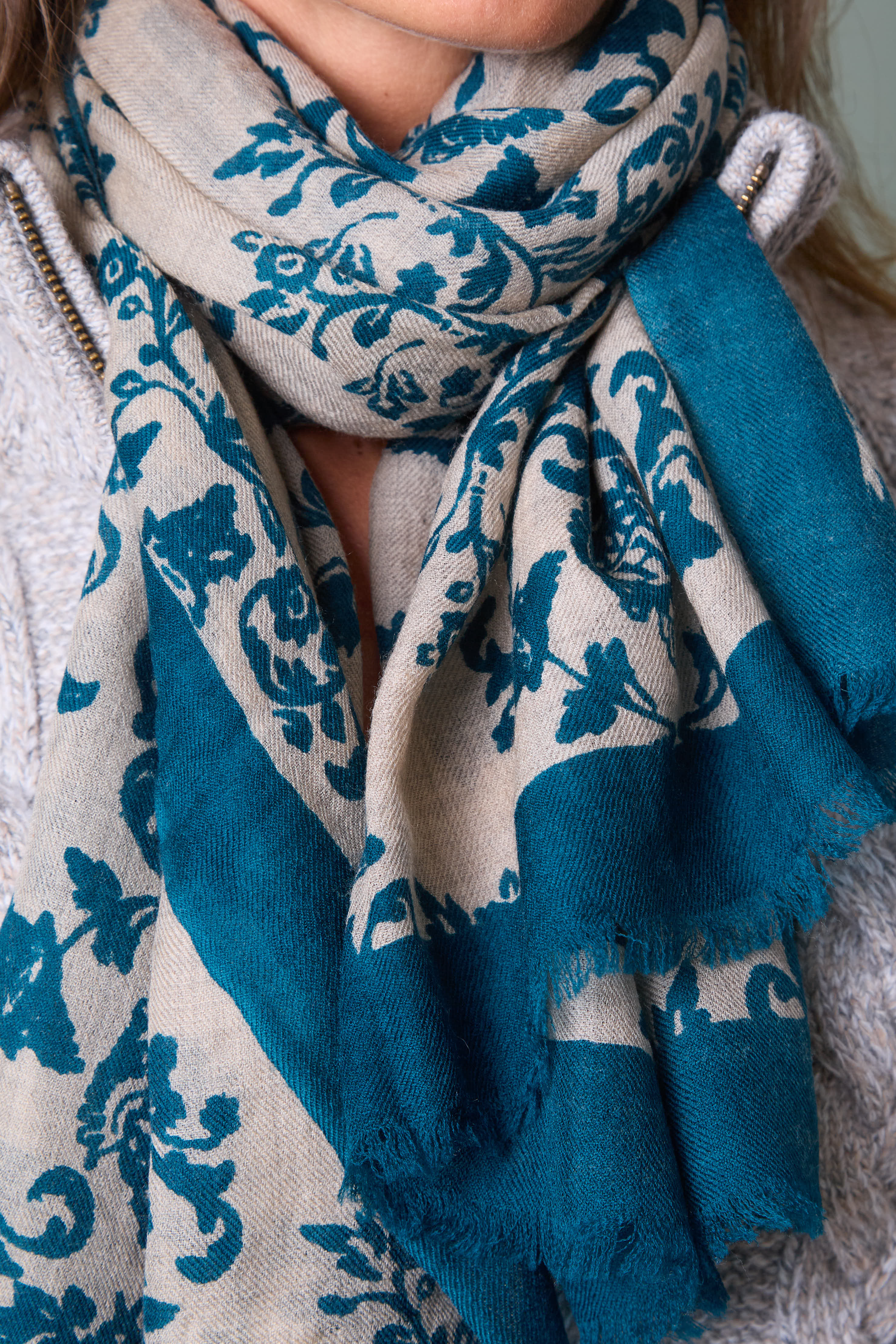 Wool scarf with arabesque print  