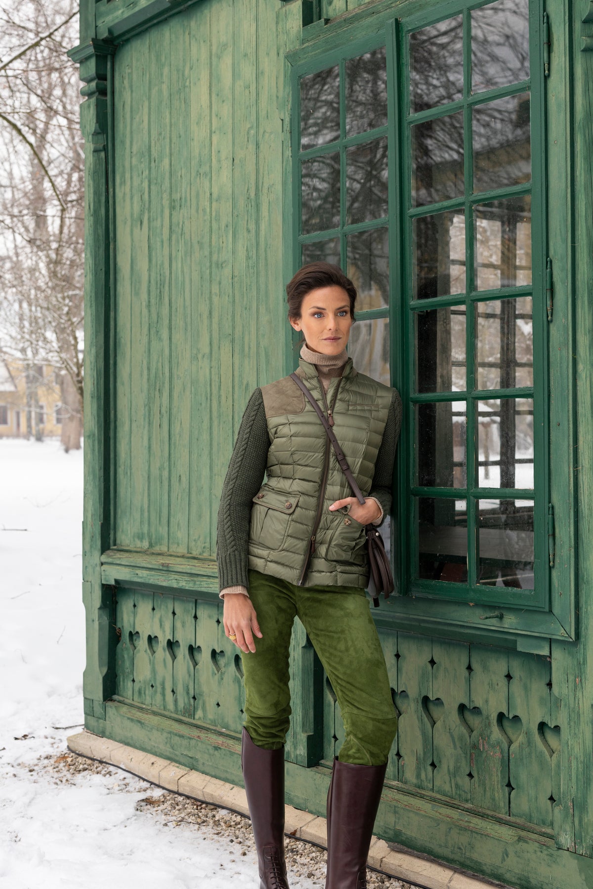 Habsburg Model in Damen-Daunenjacke Wartenburg mit Strickärmeln in grün.